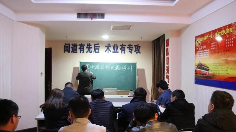 报考心理咨询师需要具备一定的学历要求。根据不同级别，学历要求如下：